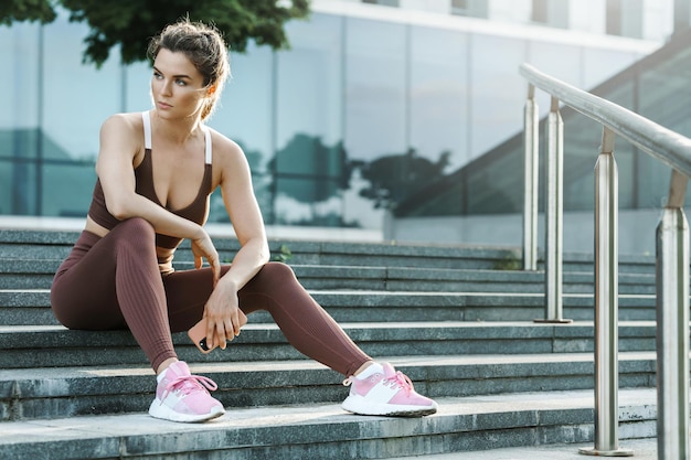 Portret seksownej sportowej kobiety podczas jej treningu fitness na świeżym powietrzu