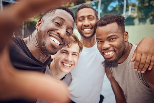 Portret Selfie Mężczyzn Koszykówki Z Uśmiechem I Szczęśliwym Na Boisku Na świeżym Powietrzu Po Treningu, ćwiczenia Lub Gra Różnorodność Wesoła I Sportowa Grupa Sprawnych Sportowców Płci Męskiej Razem Po Treningu Cardio