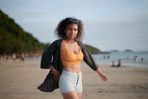 Portret sexy dama azjatyckich Afryki stałego i relaks na plaży Czas letni na morzu i plaży
