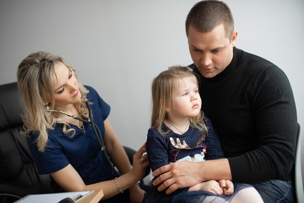 Zdjęcie portret siedzącej matki i córki