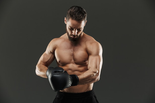 Portret skoncentrowanego sportowca mięśni