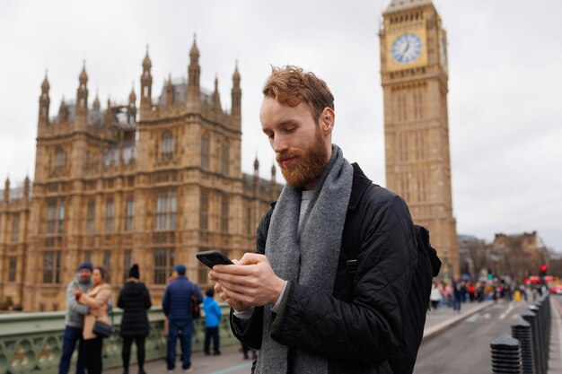 Portret skupionego mężczyzny ze smartfonem w rękach