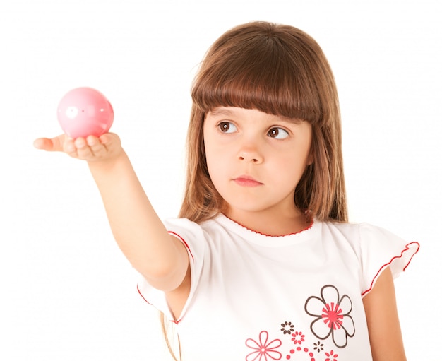 Portret śliczna dziewczyna trzyma piłkę