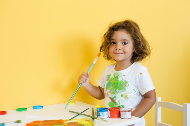 Zdjęcie portret śliczna dziewczyna z paintbrush