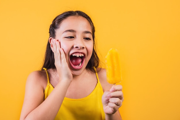 Portret śliczna Mała Szczęśliwa Dziewczyna Z Mroźnym Popsicle.