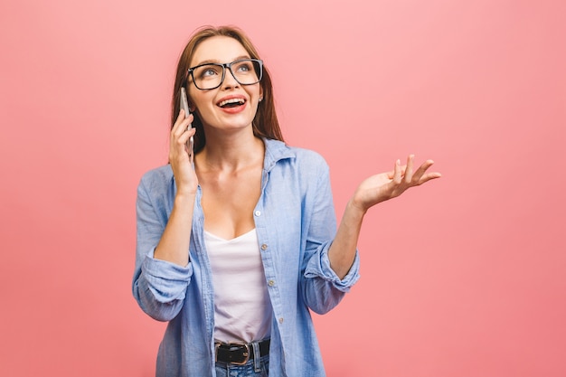 Portret śliczna Szczęśliwa Dziewczyna Dorywczo Rozmawia Przez Telefon Komórkowy I śmieje Się