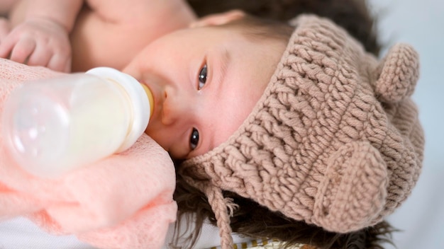 Portret ślicznego noworodka do picia butelki mleka