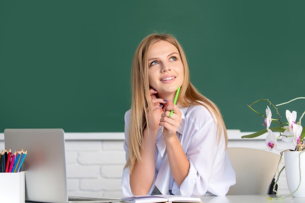 Portret ślicznej Atrakcyjnej Młodej Kobiety Studentki Na Uniwersytecie Lub W Liceum