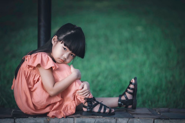 Portret ślicznej azjatyckiej małej dziewczynki
