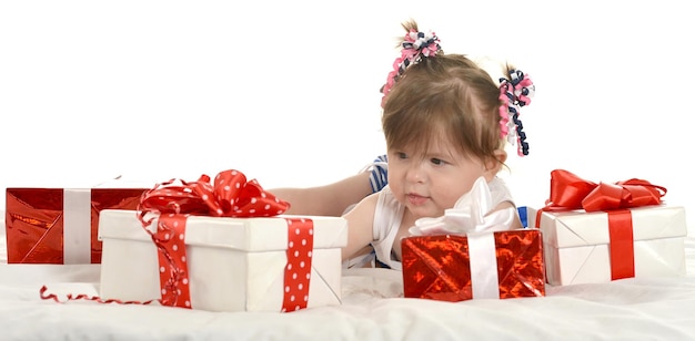 Zdjęcie portret ślicznej dziewczynki z prezentami