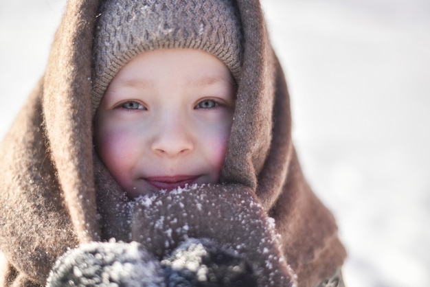 Portret ślicznej Dziewczynki Z Szalem W Winter Park