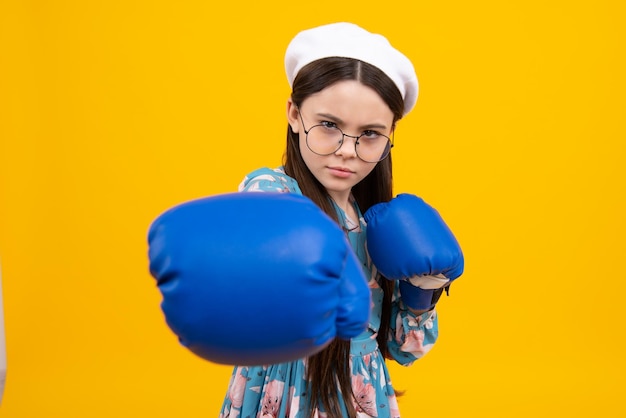 Portret ślicznej nastoletniej bokserki na żółtym odosobnionym tle Zabawna zwycięska dziewczyna dziecko Koncepcja lidera sukcesu