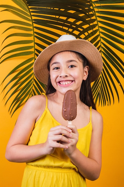 Zdjęcie portret słodkie dziewczynki trzyma kij czekoladowy popsicle.