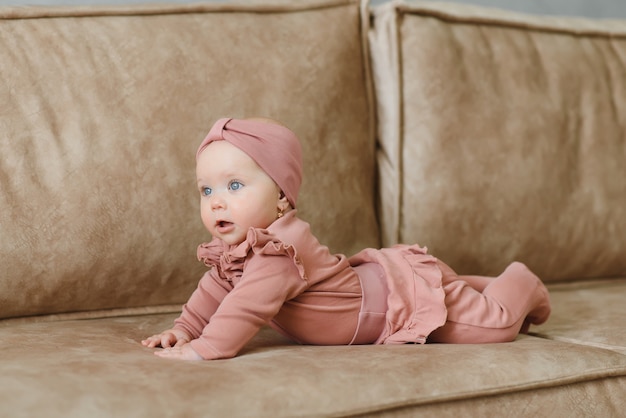 Portret słodkie dziewczyny noworodka leżącego na kanapie