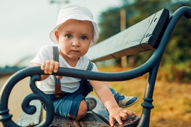 Portret słodkiego chłopca w letnim kapeluszu