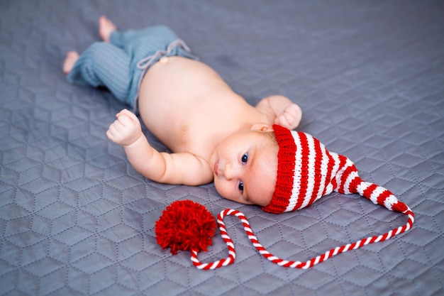 Portret słodkiego małego niemowlęcia Słodkie dziecko w uroczym kapeluszu