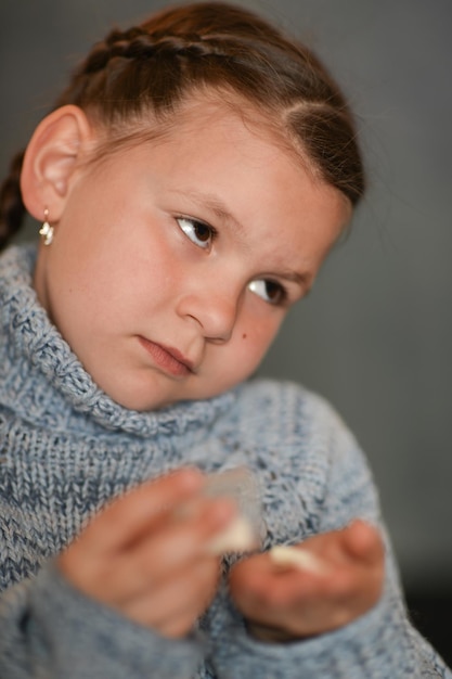Portret słodkiej chorej dziewczyny biorącej leki