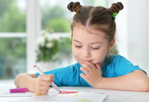 Portret słodkiej małej dziewczynki, rysunek, z bliska