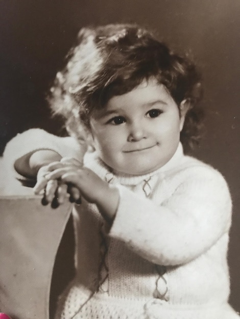 Portret słodkiej uśmiechniętej dziewczyny