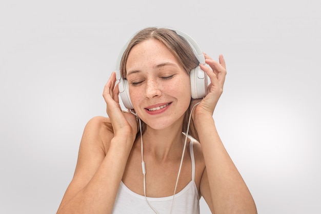 Portret słucha muzyka młoda kobieta.