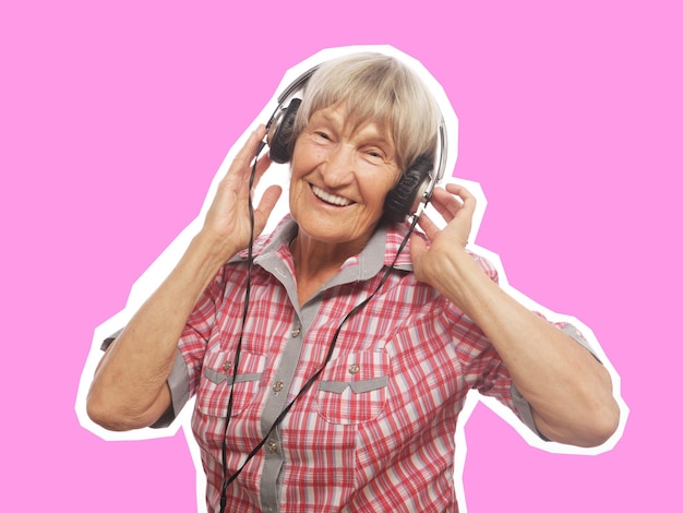 Portret słucha muzyka starsza kobieta