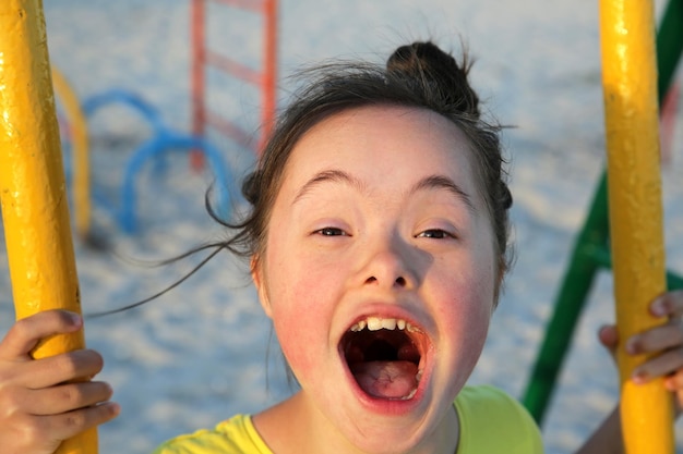 Portret śmiesznej dziewczyny uśmiechającej się na placu zabaw