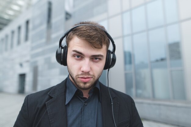 Portret śmieszny biznesmen z brodą i hełmofonami na głowie