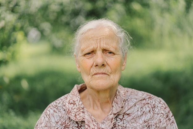 Portret Smutna Stara Kobieta. Portret Babci Dorosłych Siwych. Przygnębiony Starszy Cierpiący Na Samotność