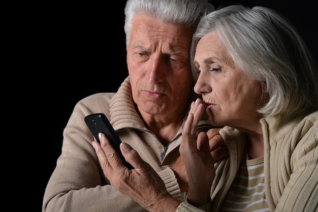 Portret Smutnej Pary Seniorów Z Telefonem