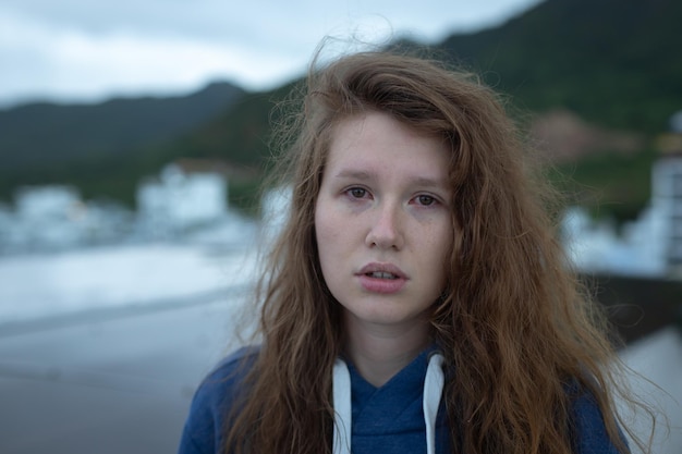 Portret smutnej, przygnębionej, zdenerwowanej młodej zdesperowanej kobiety płaczącej dziewczyny z czerwonymi łzami w oczach ze łzami Rozpacz depresja złamane serce koncepcja