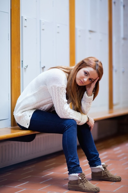 Portret smutny studencki obsiadanie na ławce