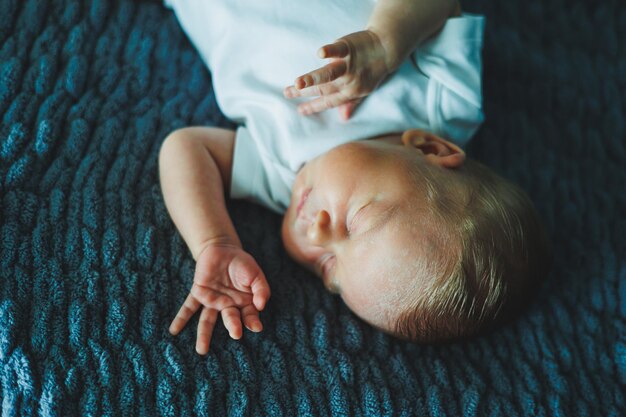 Portret śpiącego dziecka Nowo narodzone dziecko śpi Dziecko w białym bawełnianym kostiumie