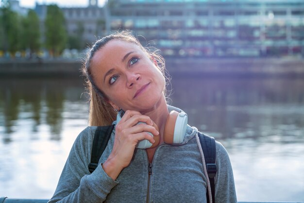 Portret Sportowa Kobieta Przed Zatoką