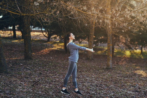 Portret sportowa młoda kobieta robi rozciąganiu