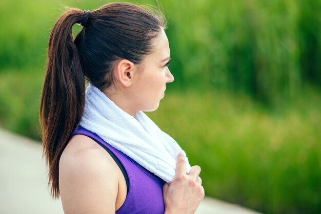 Portret sportowej pięknej atrakcyjnej kobiety biegającej w parku na tle przyrody Słoneczny dzień ciężki trening Rekreacja Sport