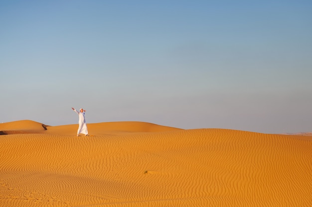 Portret Spragnionego Arabskiego Mężczyzny Na środku żółtej Pustyni.