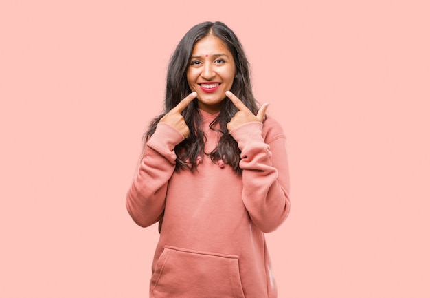 Portret Sprawności Fizycznej Młoda Indyjska Kobieta Ono Uśmiecha Się, Wskazujący Usta, Pojęcie Perfect Zęby