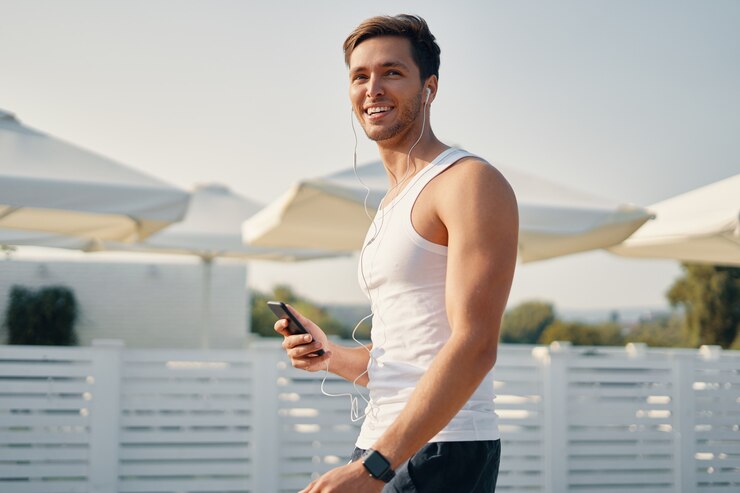portret sprawny mężczyzna z telefonem komórkowym