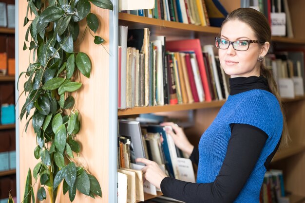 Portret Sprytnego Ucznia W Bibliotece