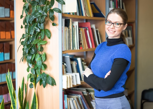 Portret Sprytnego Ucznia W Bibliotece