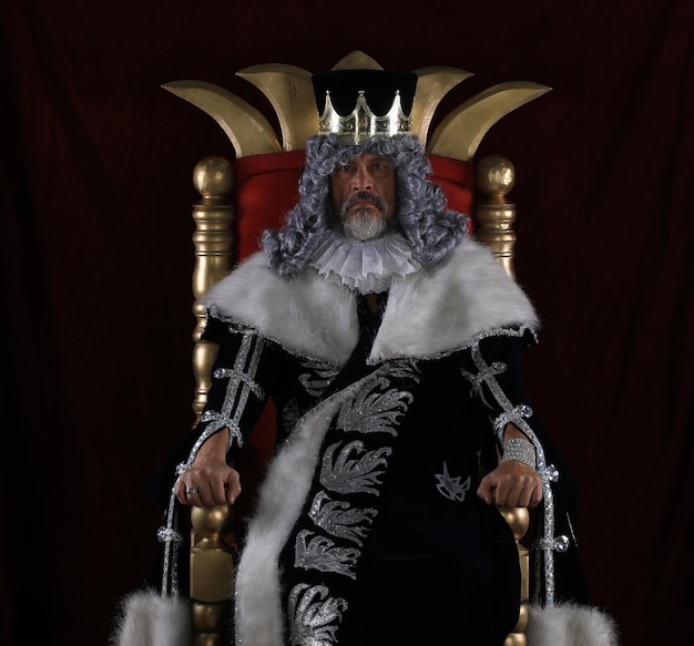 Zdjęcie portret starego króla na tronie