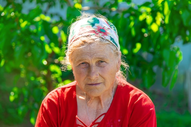 Portret starej kobiety w ogrodzie Selektywna ostrość