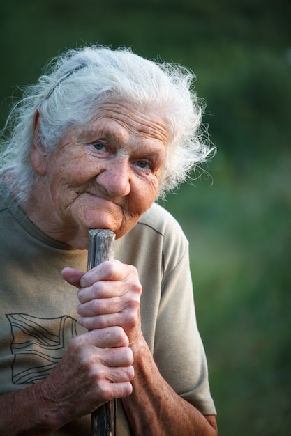 Portret Starej Kobiety Z Siwymi Włosami