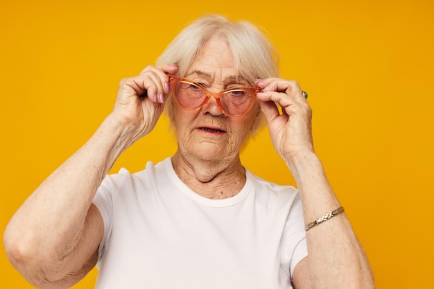 Portret starej przyjaznej kobiety zdrowie styl życia okulary na białym tle
