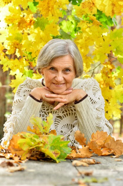 Portret starsza kobieta w jesień parku