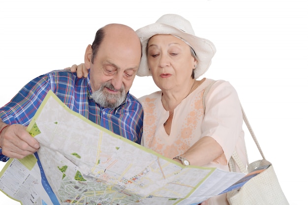 Portret starsza para z mapa przyglądającymi widokami.
