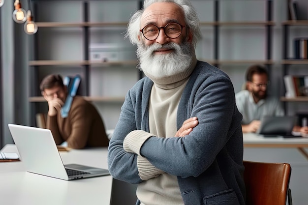 Portret starszego białego mężczyzny z okularami i brodą, ramiona skrzyżowane w biurze