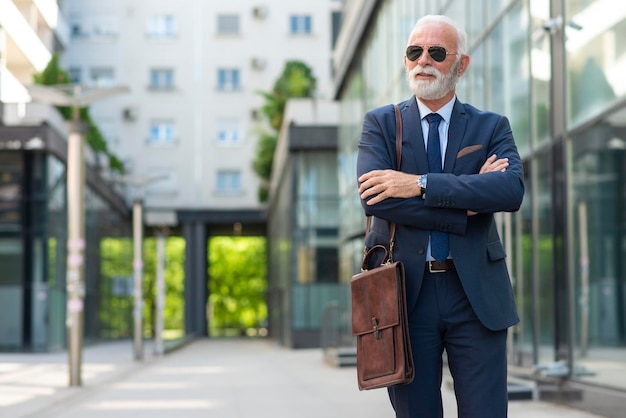 Portret starszego biznesmena na zewnątrz