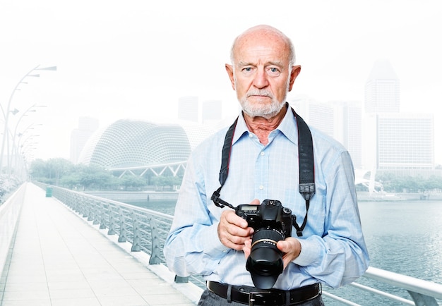 Portret starszego fotografa z tłem miasta