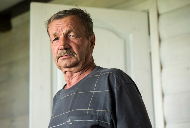 Portret starszego mężczyzny stojącego przy drzwiach